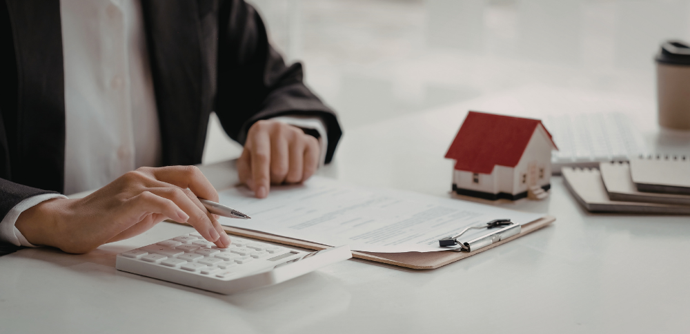 Manos de una persona sacando cuentas con una calculadora