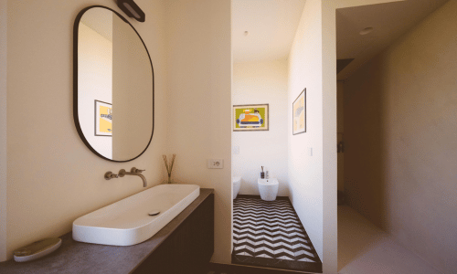 baño con diseño industrial elegante