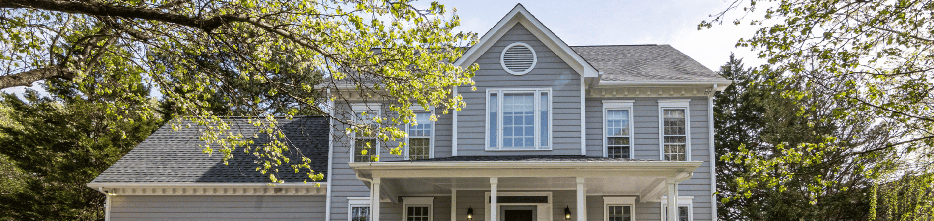 casa gris grande con arboles modelo clasico